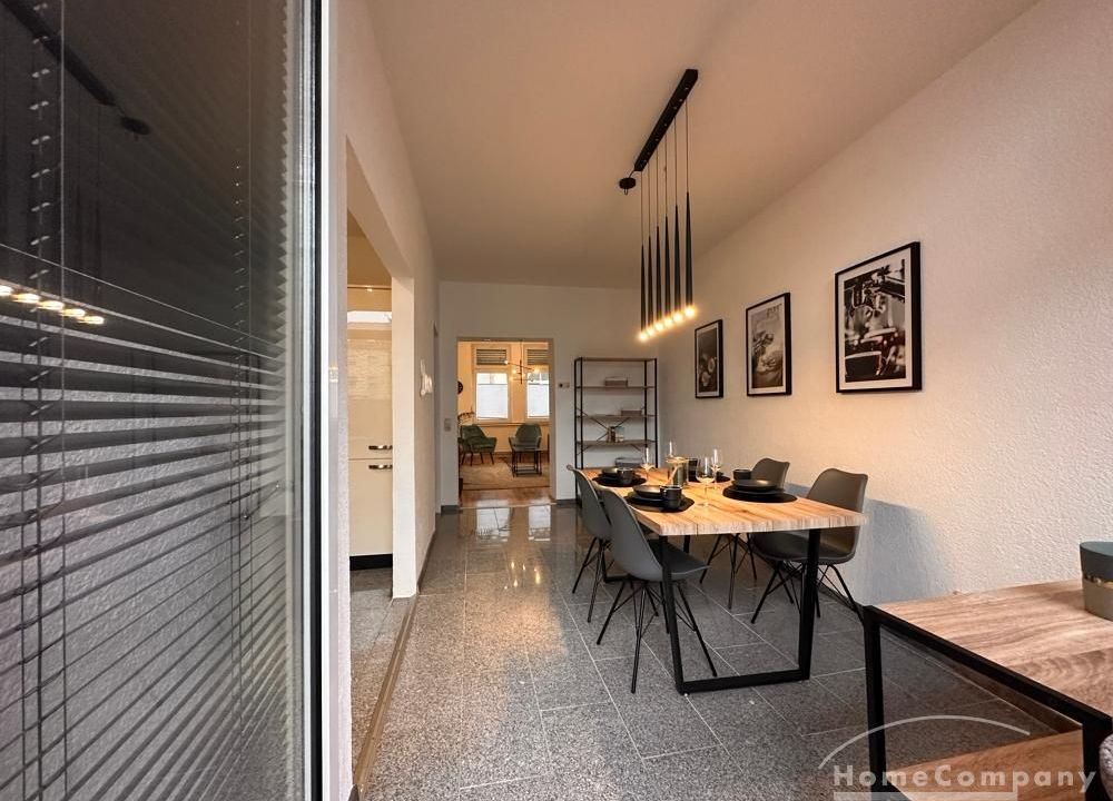 Esszimmer mit Zugang zum Balkon