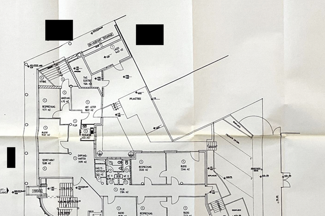 Plan EG mit Büro und Stellplätzen schwarz.png