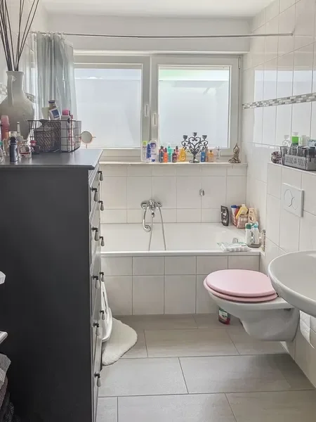 Badezimmer mit Fenster