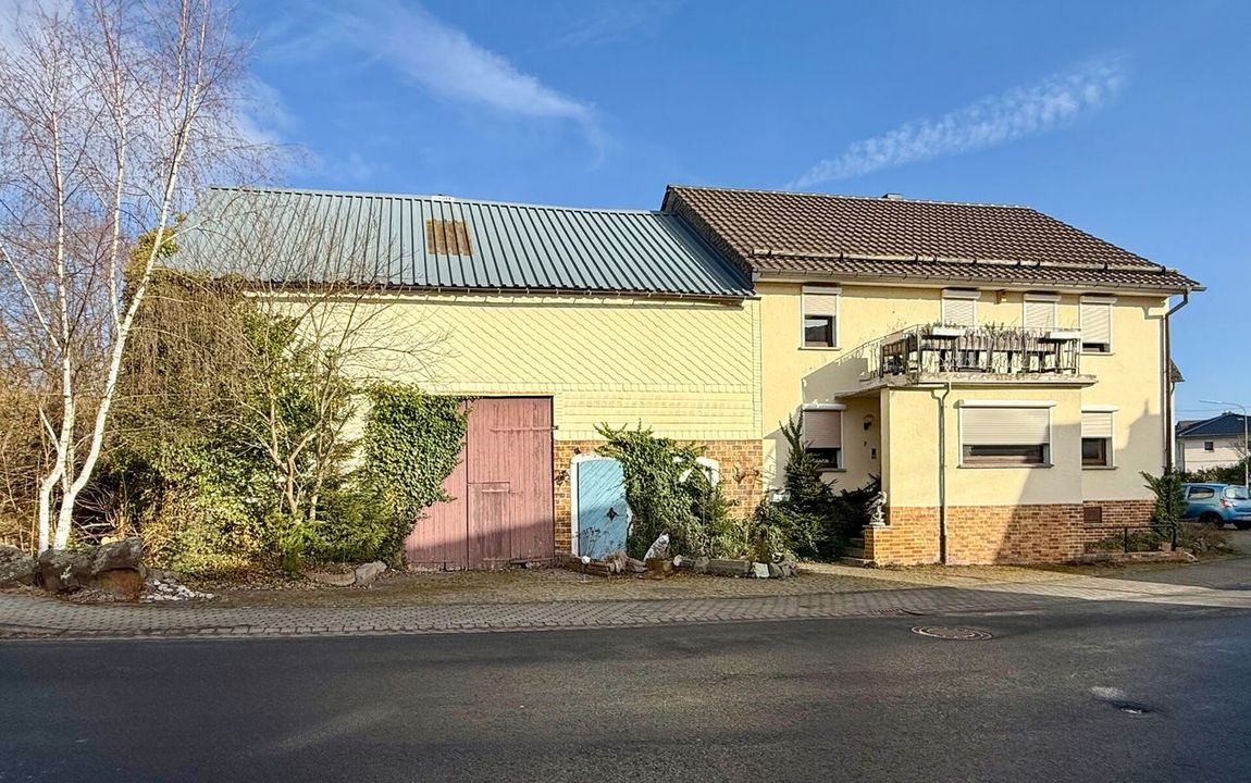 Bauernhaus als Hofstätte mit Nebengebäuden in unmittelbarer Nähe zu Hachenburg!