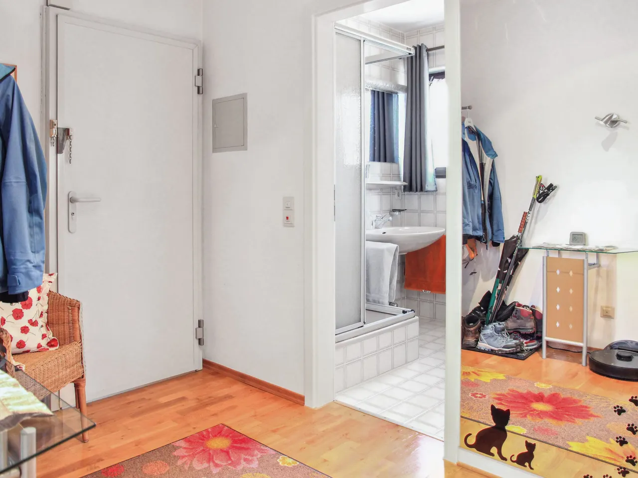 Garderobe u. Blick ins Bad