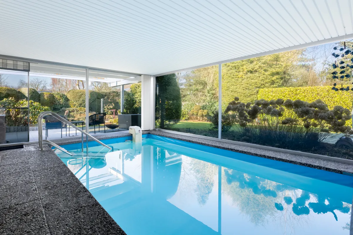 Pool mit Gartenblick