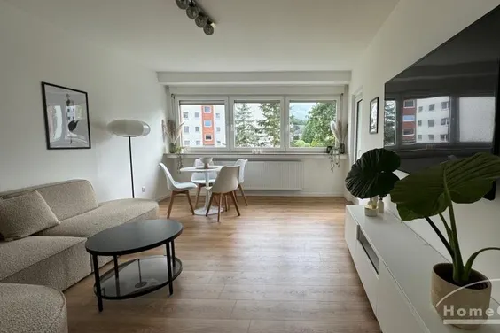 3 Zi.-Whg., möbliert, 1. OG, mit Balkon Richtung Süden; neu ausgestattete und top sanierte Wohnung, separater PKW-Stellplatz vor dem Haus.
