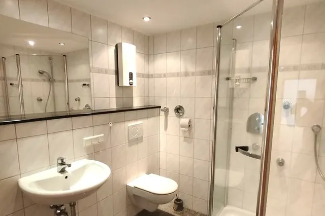 Modernes Duschbad
