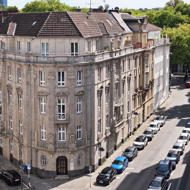 Elegantes Altbau-Juwel im Herzen der Stadt mit 2 Balkonen!