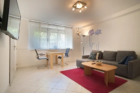 Souterrainwohnung mit Komplettausstattung und W-LAN, eigener Eingang, ruhige Lage, gute Parkmöglichkeiten
