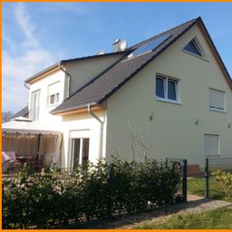 hochwertige Einfamilien-DHH 
(Bj. 2011 ) in ruhiger Sackgasse mit Garage und Solar !