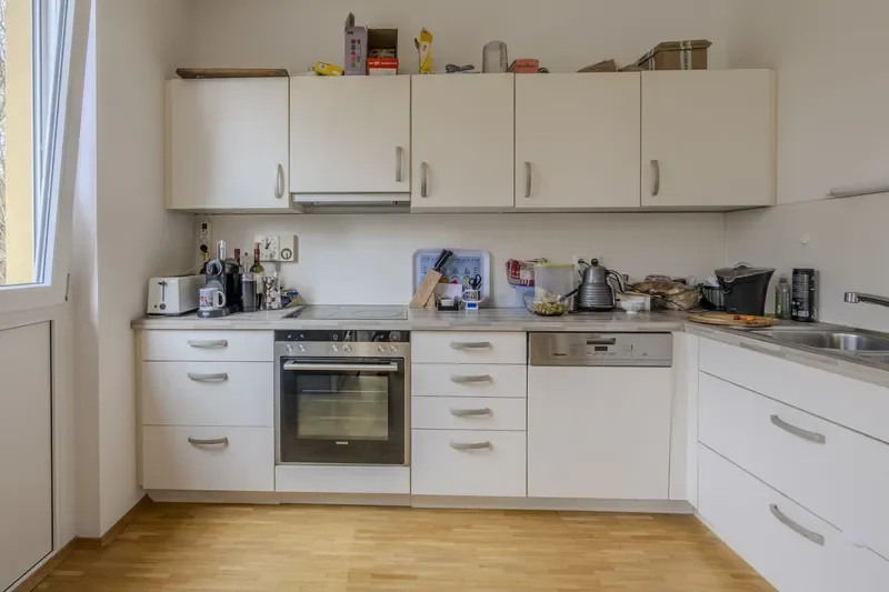 Offene Küche mit Fenster und angrenzender Abstellkammer