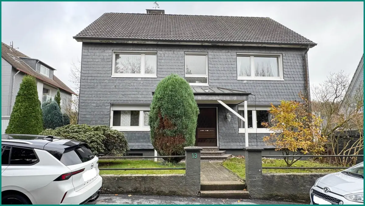 Ansicht des Dreifamilienhauses von der Straße