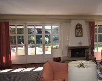 großer Wohnraum mit offenem Kamin