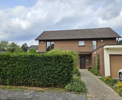 Freistehendes Einfamilienhaus in ruhiger Wohnlage mit Garten und Doppelgarage