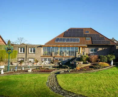 Kerken-Eyll: Hochwertiges Zweifamilienhaus in schöner Lage mit Traumgrundstück