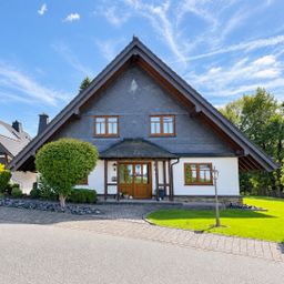 Besondere Architektur trifft großzügiges Wohnen – Einfamilienhaus mit Pool, Nebengebäude uvm.!