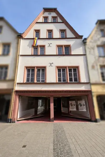 Historisches Gebäude in Trier bei Tageslicht