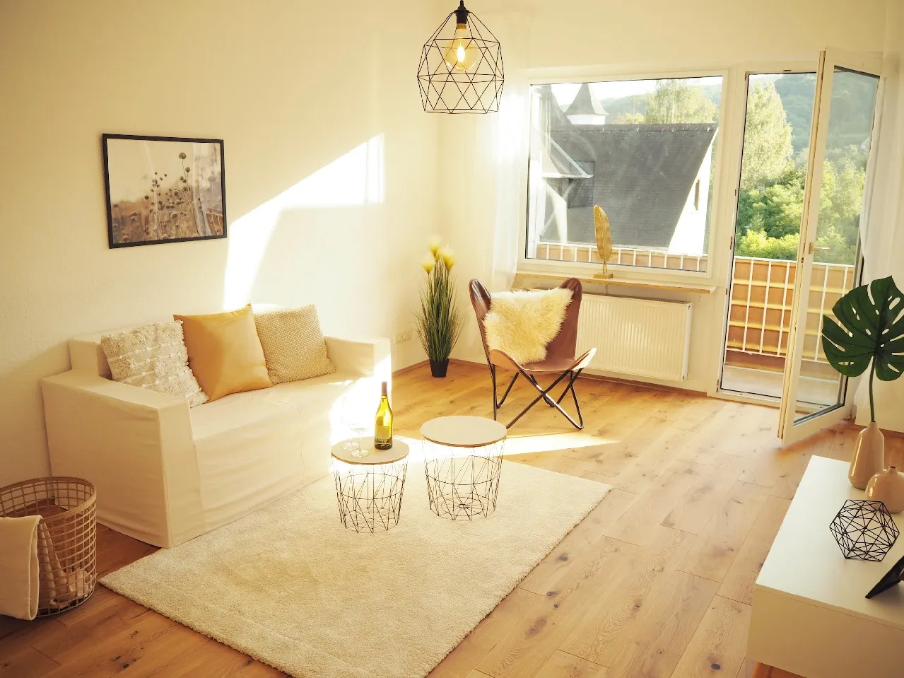 Wohnzimmer mit Balkon(Beispielbild)