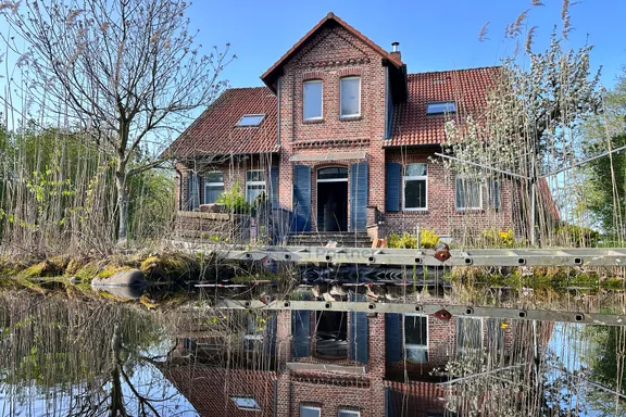 Gro&szlig;z&uuml;giges Zweifamilienhaus mit eigenen Stallungen und Weidefl&auml;chen (1,3 Hektar)