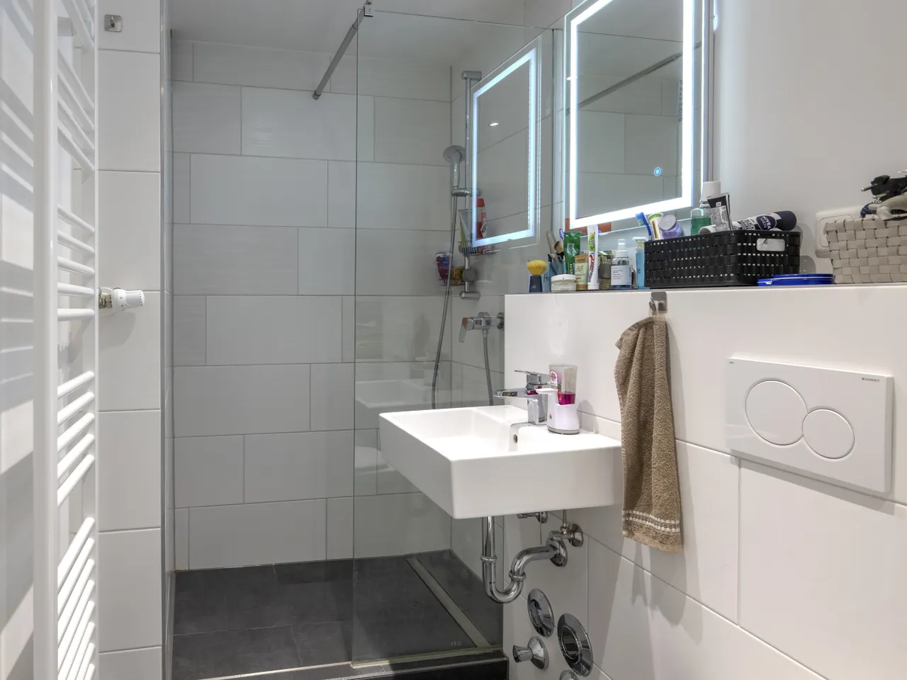 Neues Badezimmer mit Dusche - innenliegend