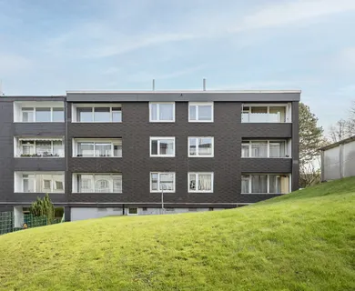 Verlässlich vermietet: Eigentumswohnung mit zwei Loggien und mehreren Stellplätzen