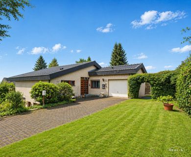 Wohnen über den Dächern – Zweifamilienhaus mit traumhafter Aussicht