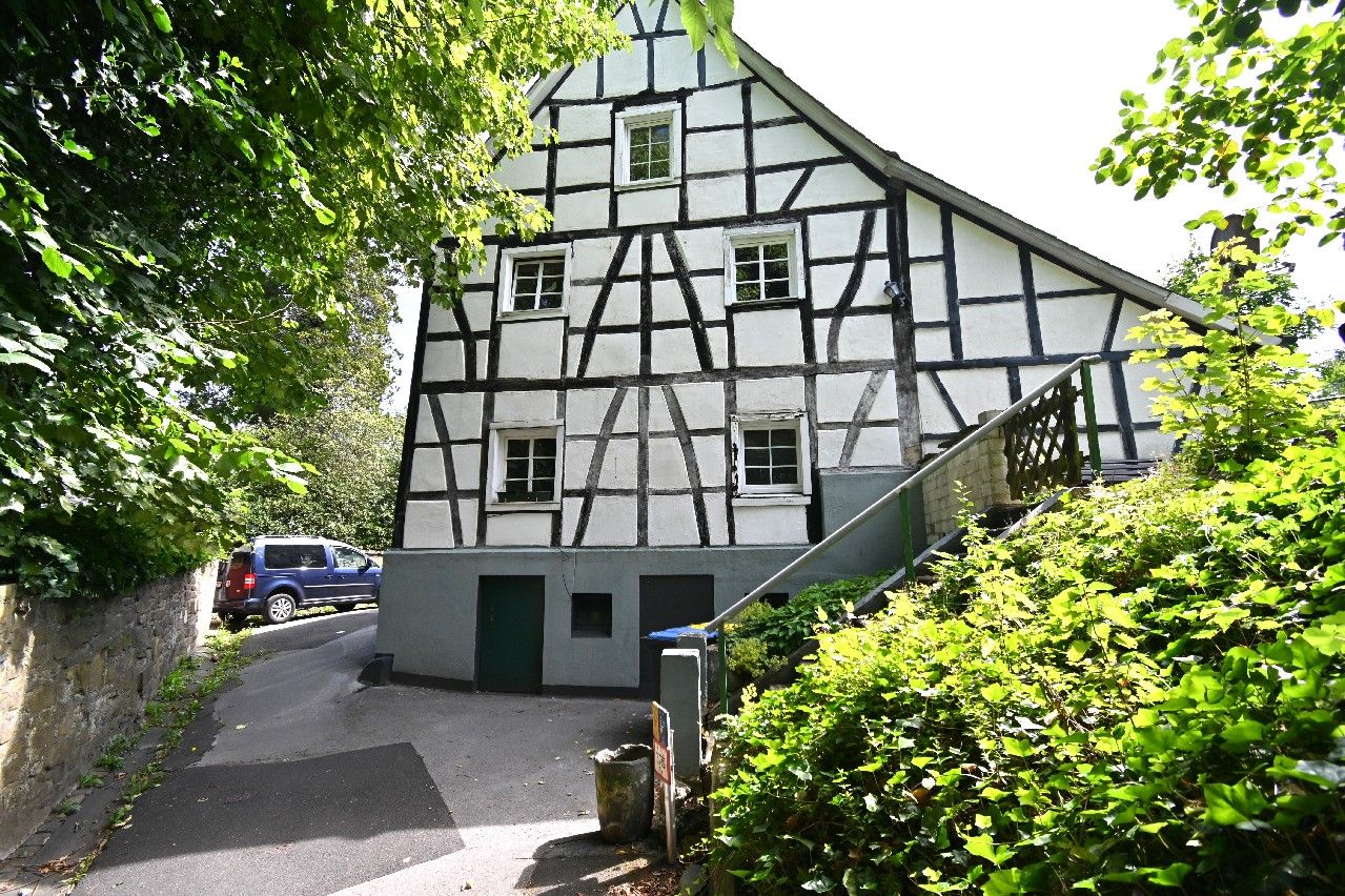 **** Denkmalgeschütztes Fachwerkhaus in Solingen-Gräfrath.... ****