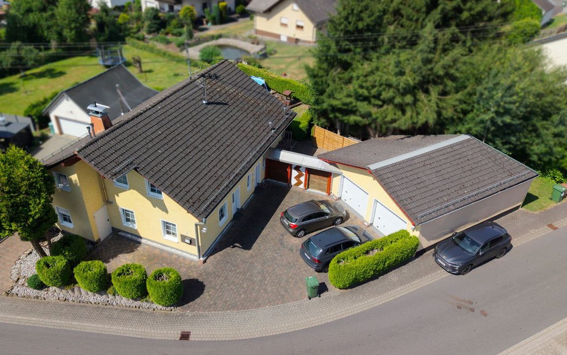 Stilvolles Einfamilienhaus mit ausgebautem Dachgeschoss, Garage & großem Garten in attraktiver Lage!