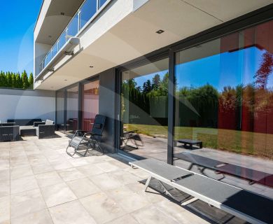 Modernes Einfamilienhaus mit großem Grundstück