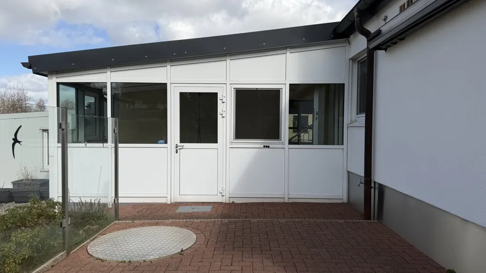 mit weiterem Terrassenbereich