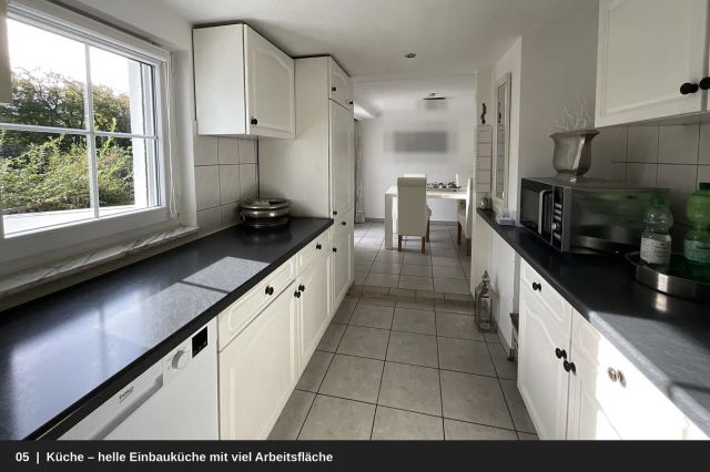 05_Kueche_helle_Einbaukueche_mit_viel_Arbeitsflaeche