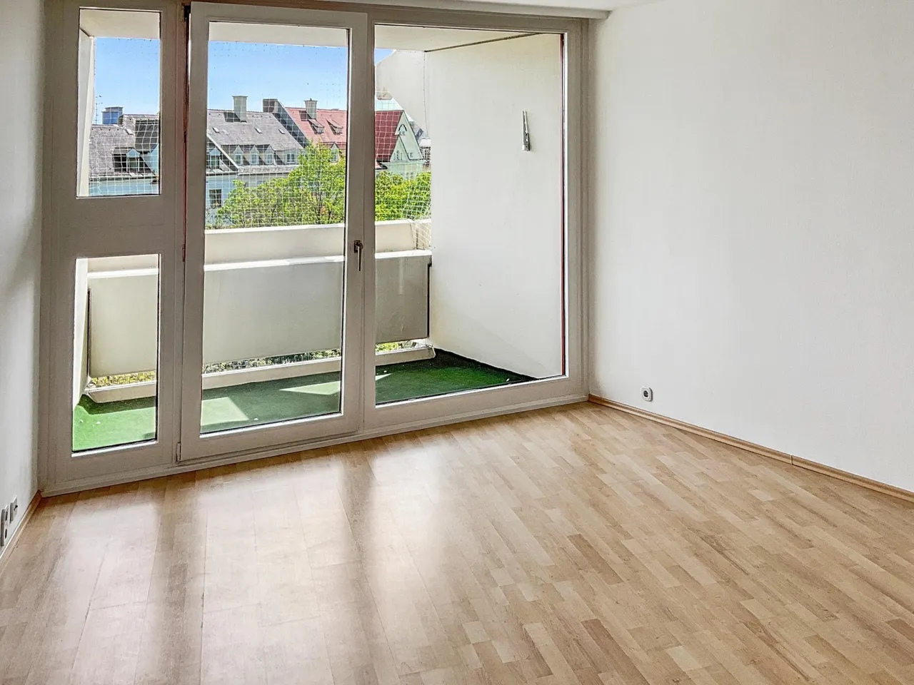 Blick von Wohnraum zu Balkon