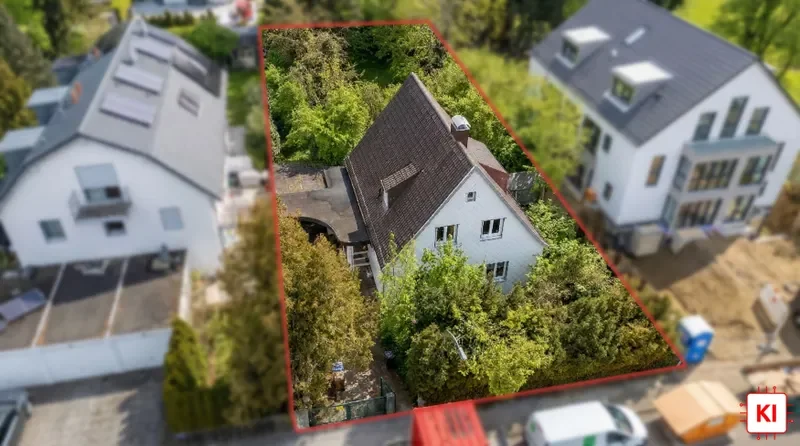 KI-generiert: Grundstück oben
