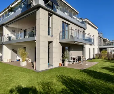 Moderne Neubauwohnung mit Loggia, Terrasse und Garten – inkl. TG-Stellplatz