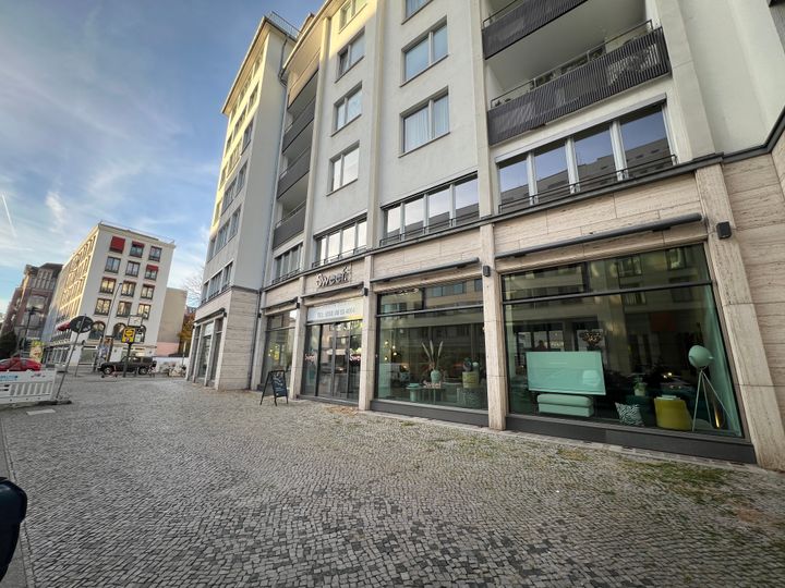 City West: Erstklassige Ladenfläche mit großer Schaufensterfront!