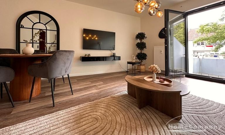 Wohnzimmer,,er mit Zugang zum Balkon