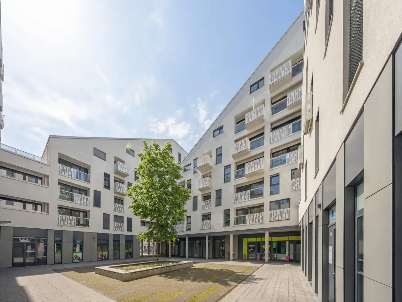 Ruhiger Innenhof KI-Frühling