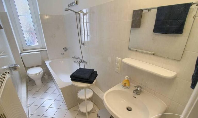 Bad mit Wanne und Fenster (+ neu Waschmaschine)