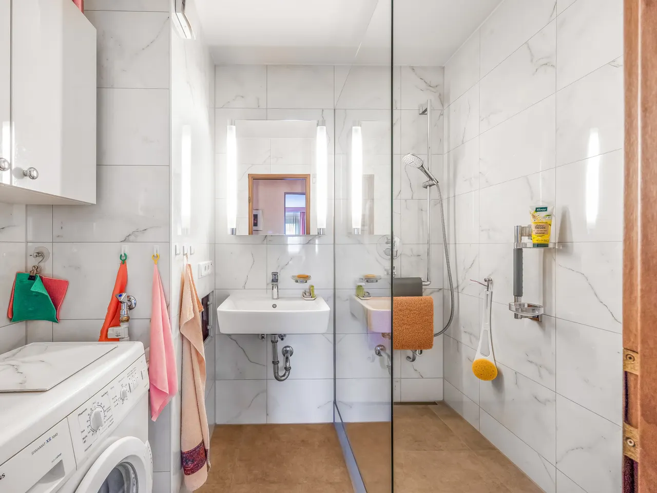 Badezimmer innenliegend mit begehbarer Dusche, Waschecken, Waschmaschinenanschluss