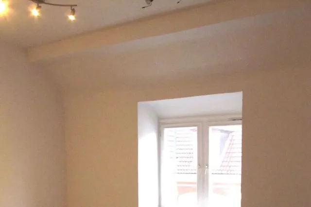 Eines der Zimmer mit hohen Decken