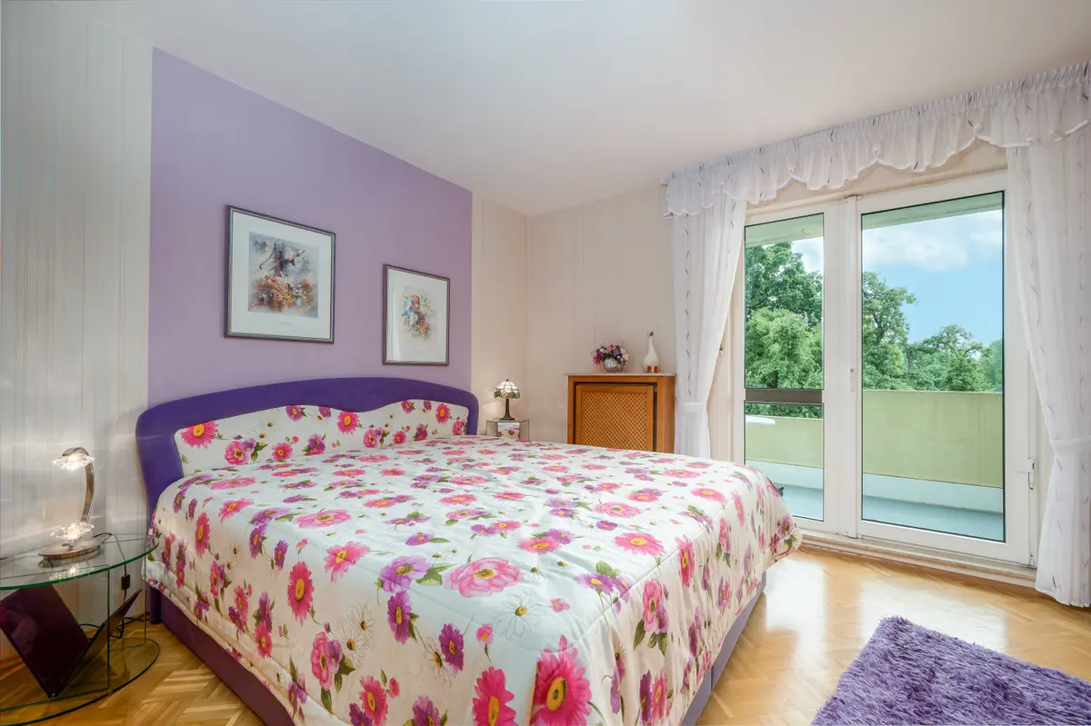 Schlafzimmer mit Balkon