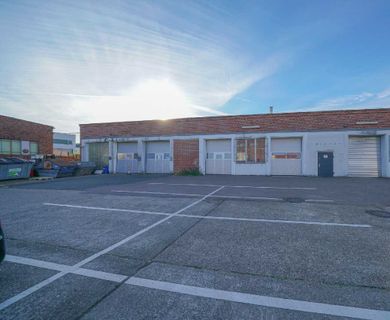 Ebenerdige Lagerhalle mit mechanischem Tor zentral in Ratingen