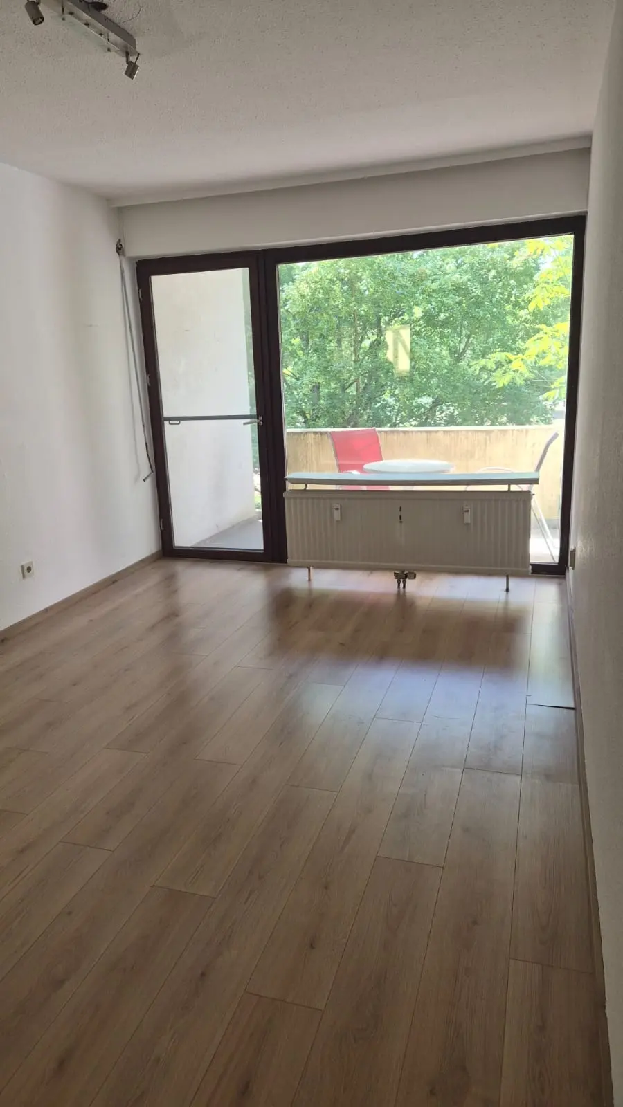 Wohnraum mit Balkonzugang