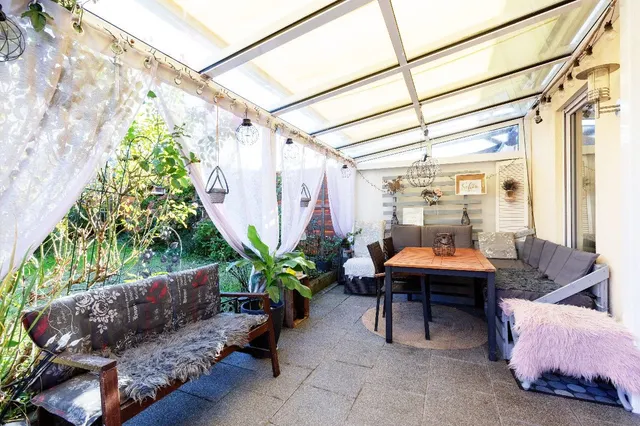überdachte Terrasse mit Markise