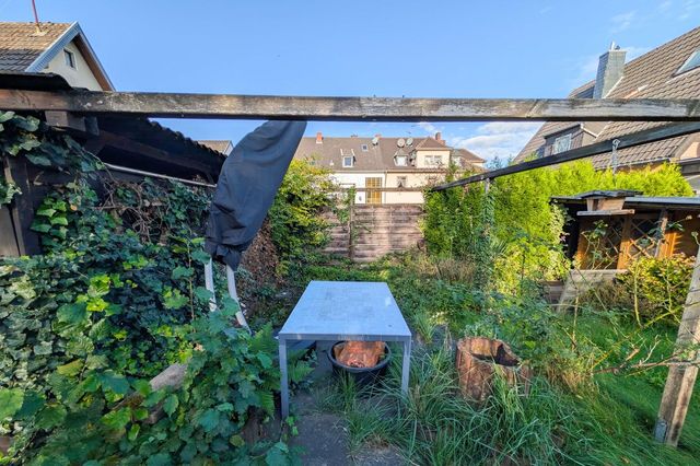 Terrasse und Gartenhütte