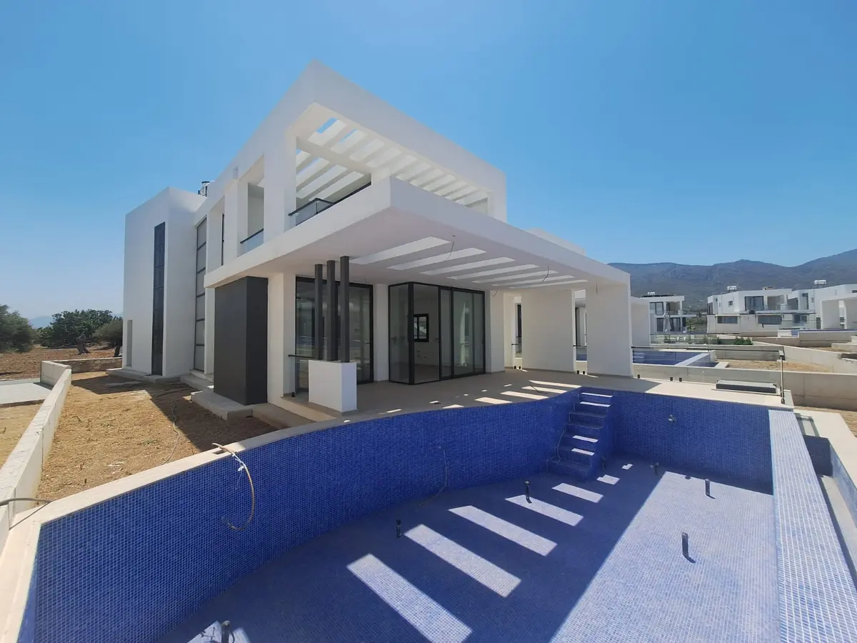 Aussenansicht der Villa mit schönem Pool · Ozanköy · Kyrenia / Girne