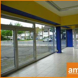 Ladenlokal mit riesiger Fensterfront.
**STARK BEFAHRENE STRAßE**
Sofort frei!