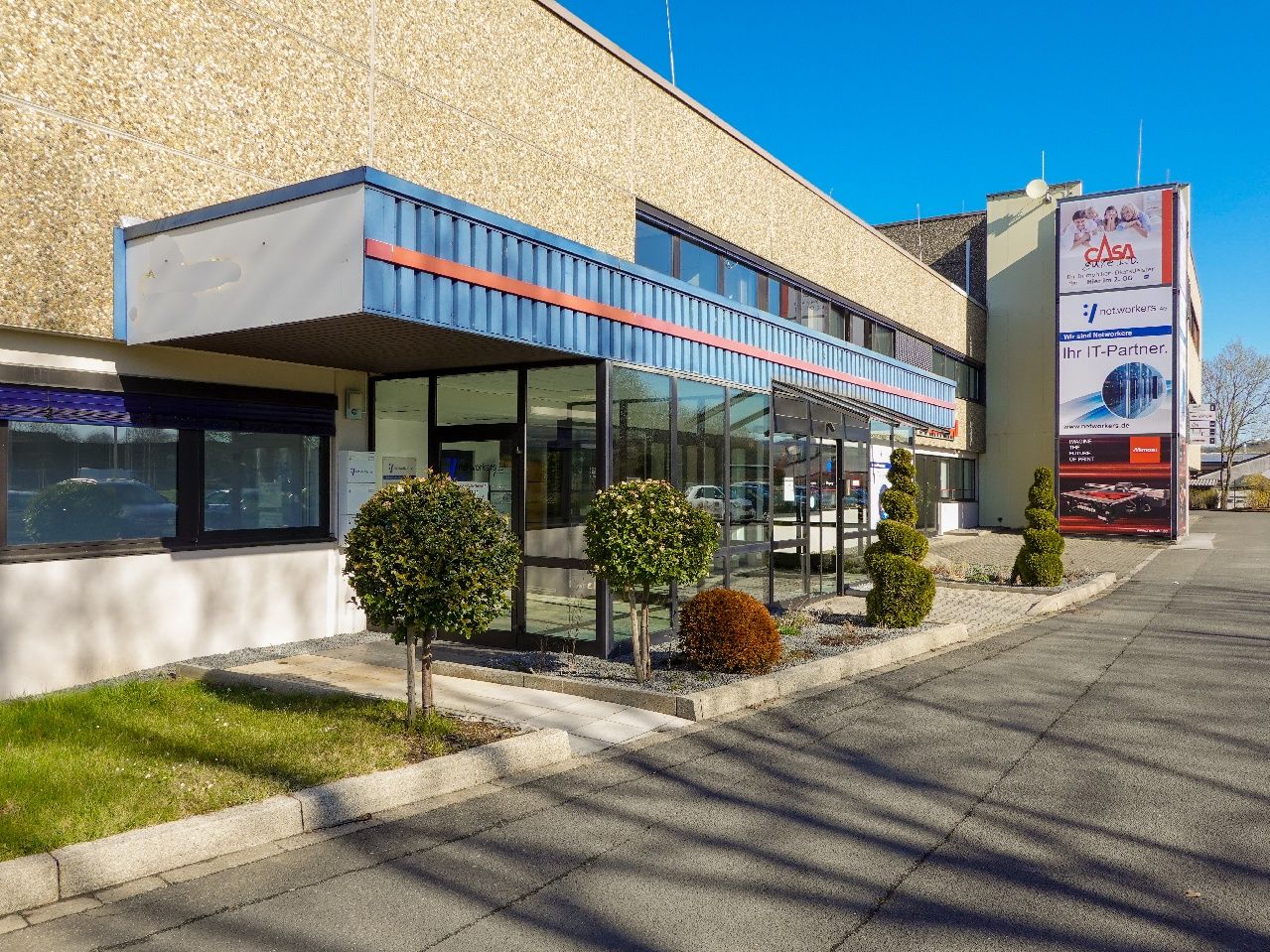 Zufahrt zum Bürohaus in guter Sichtlage