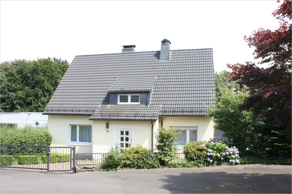 Hausansicht mit Parkflächen in Remscheid