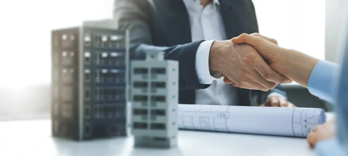 housing development and investment business - businessmen handsh Handschütteln Foto