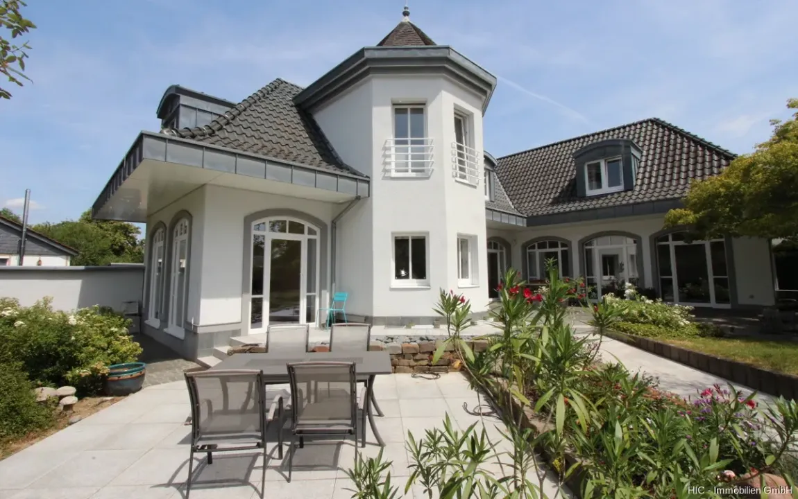 Nettetal: Repräsentatives Einfamilienhaus mit ca. 215 m² Wohnfläche auf ca. 1.100 m² Grundstück