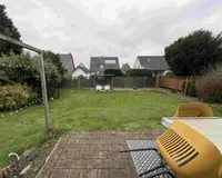 Blick von der Terrasse in den Garten