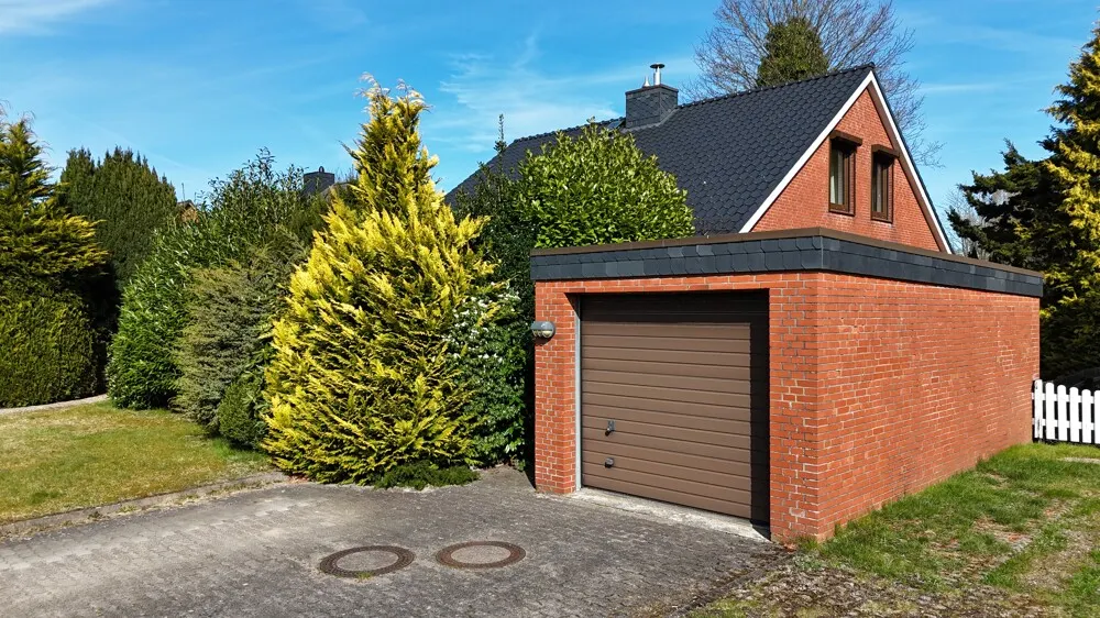 mit Auffahrt und Garage